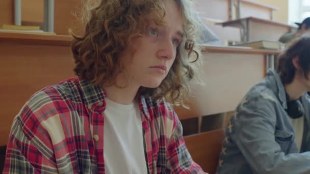 Orta Boy Yakın Çekim Genç Kızıl Saçlı Bayan Öğrencinin Ekose — Stok video