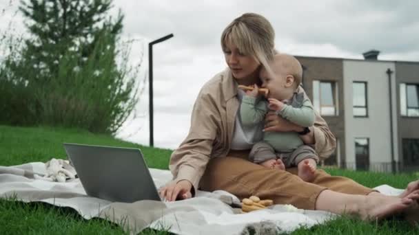 Moderne Junge Kaukasische Mutter Verbringt Zeit Mit Ihrem Baby Freien — Stockvideo