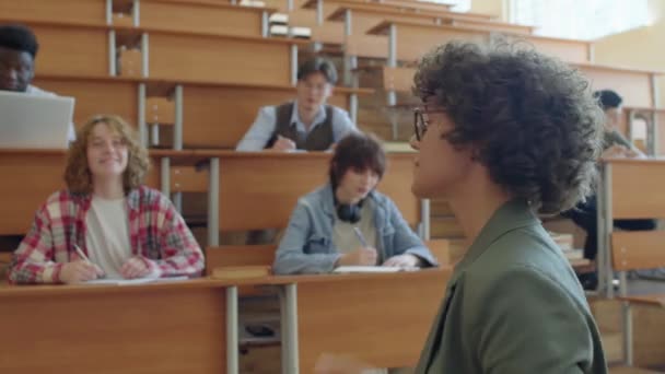 Modern Profesörün Üniversitede Jenerasyonu Öğrencilerine Ders Verirken Seçmeli Odak Noktası — Stok video