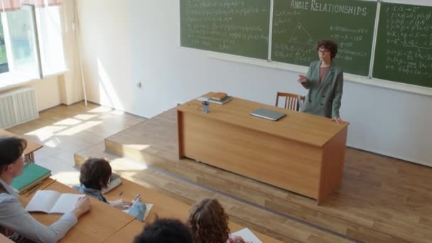 Gruppe Ethnisch Unterschiedlicher College Studenten Hebt Die Hände Dem Mathelehrer — Stockvideo