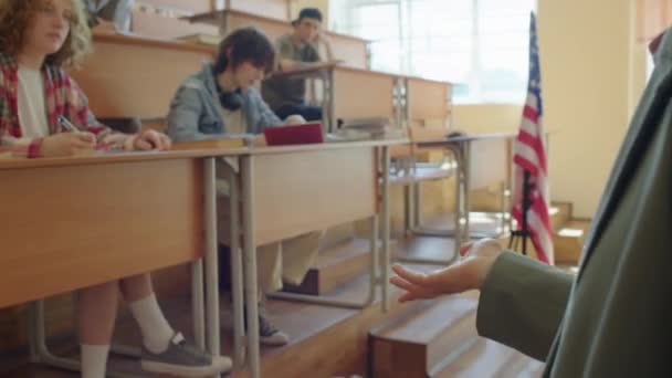Bir Grup Öğrencinin Önünde Durup Onlara Konuyu Açıklayan Tanınmayan Kadın — Stok video