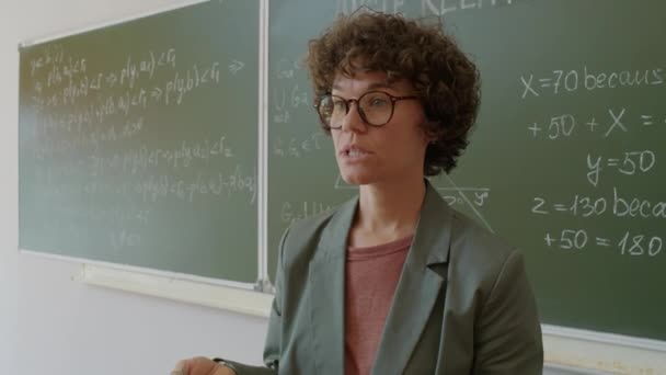 Μέτριο Κοντινό Πλάνο Της Κομψής Δασκάλας Μαθηματικών Που Φοράει Γυαλιά — Αρχείο Βίντεο