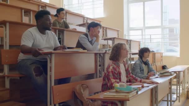 Zeitlupenaufnahme Multiethnischer Studenten Die Den Tischen Hörsaal Sitzen Und Die — Stockvideo