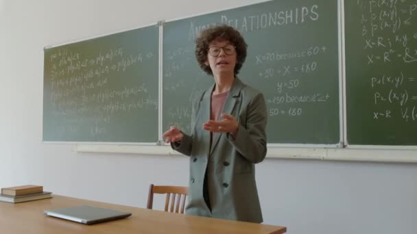 Середній Портрет Впевненого Вчителя Математики Пояснює Формулу Написану Дошці — стокове відео