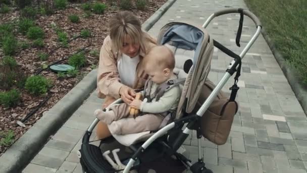 Moderne Jonge Moeder Geven Houten Speelgoed Aan Haar Baby Zoon — Stockvideo