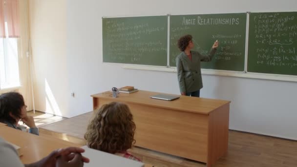 Moderner Mathelehrer Der Hochschule Steht Vor Einer Tafel Mit Formeln — Stockvideo