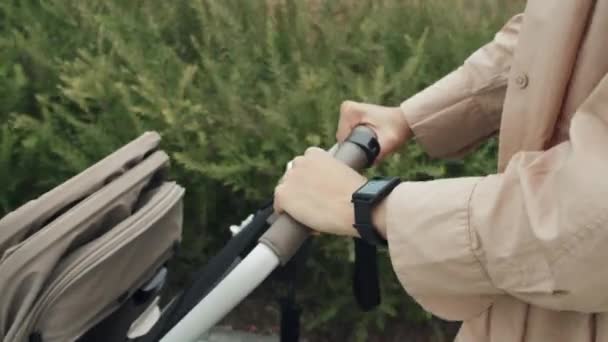Średniej Sekcji Śledzenie Ujęcia Nierozpoznawalnej Kobiety Chodzącej Dzieckiem Wózku Rano — Wideo stockowe