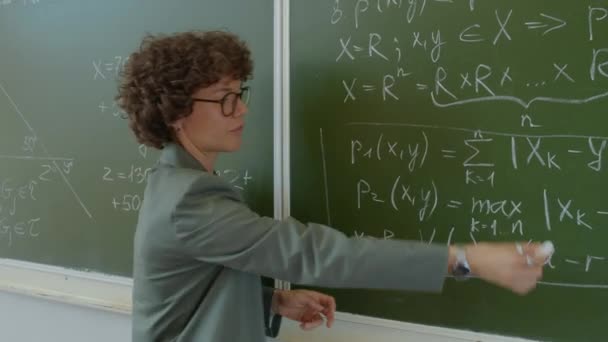 Портрет Сучасного Вчителя Математики Пояснює Вирішити Проблему Допомогою Формул Написаних — стокове відео