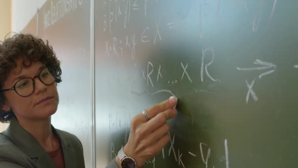 Professora Matemática Feminina Usando Óculos Escrevendo Fórmula Quadro Negro Explicando — Vídeo de Stock