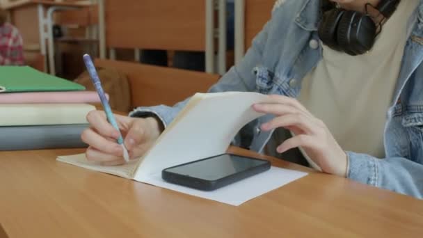 Makale Yazarken Akıllı Telefon Kullanarak Hile Yapan Tanınmayan Bayan Üniversite — Stok video