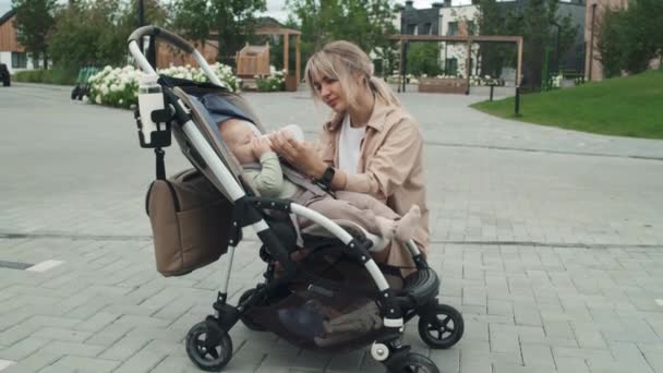 Moderno Amoroso Biberón Alimentando Hijo Bebé Acariciando Cabeza Durante Paseo — Vídeos de Stock