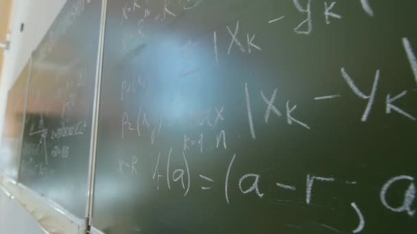 Közepes Közelkép Nincs Ember Fényképezett Matematikai Képletek Egyenletek Sötétzöld Táblán — Stock videók