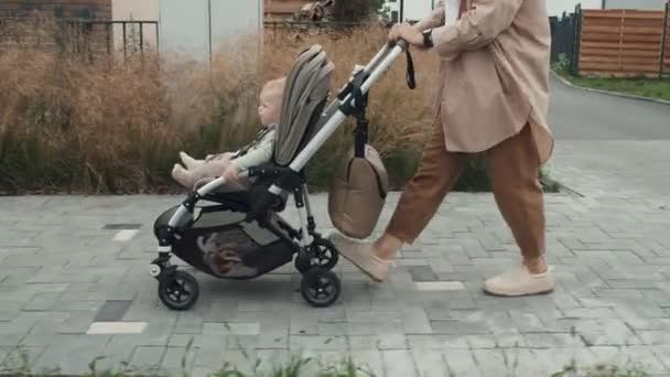 Seitenansicht Der Kippbaren Aufnahme Einer Jungen Mutter Freizeitkleidung Die Mit — Stockvideo