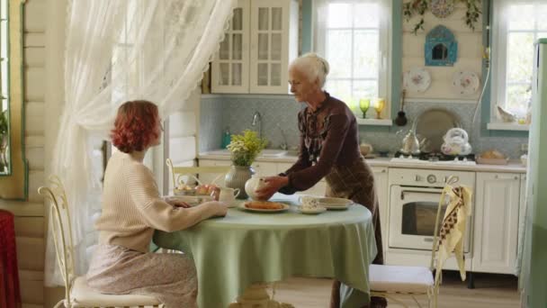 Liefdevolle Oma Woont Landhuis Tafel Voor Lunch Met Haar Gen — Stockvideo