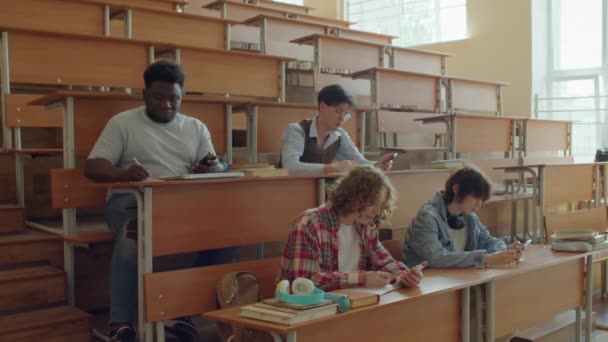 Gruppe Multiethnischer College Studenten Die Das Internet Auf Ihren Smartphones — Stockvideo