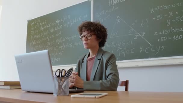 Közepes Portré Főiskolai Matematika Tanár Íróasztal Előtt Laptop Elmagyarázza Hogy — Stock videók