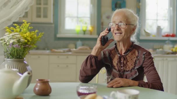 Средний Портрет Веселой Пожилой Женщины Сидящей Столом Сельском Доме Кухня — стоковое видео