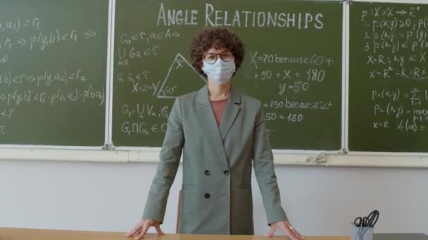 Mittlere Zeitlupe Porträt Einer Selbstbewussten Mathelehrerin Mit Schutzmaske Die Vor — Stockvideo