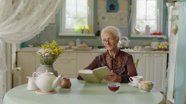 Plan Sélectif Belle Grand Mère Assise Table Dans Cuisine Maison — Video
