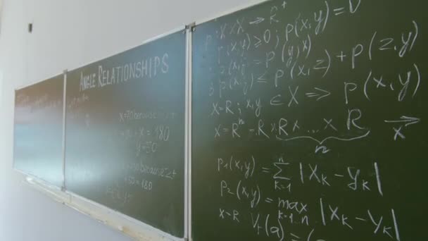 没有人拍摄带有数学公式和方程的深绿色黑板 那是教室内部的一部分 — 图库视频影像