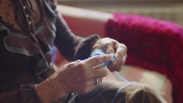 グランドマザーニットスカーフ おばあちゃんコアコンセプトの美しい洗練された手のハイアングル選択的なフォーカスショット — ストック動画