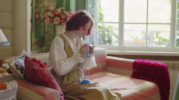 Klasik Bluz Giyen Genç Bir Kız — Stok video