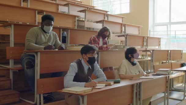 Grupo Estudantes Etnicamente Diversos Usando Máscaras Protetoras Que Frequentam Aulas — Vídeo de Stock