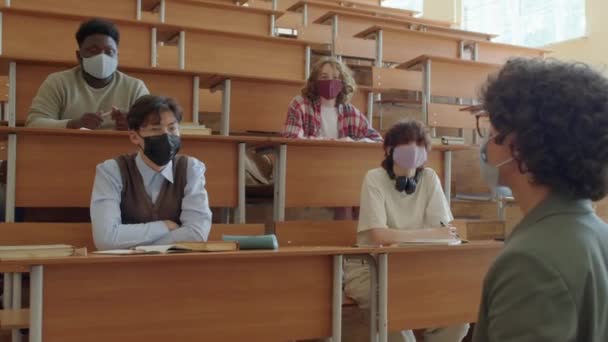 Captura Foco Seletiva Estudantes Etnicamente Diversos Usando Máscaras Protetoras Sentados — Vídeo de Stock