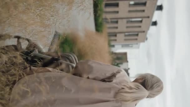 Verticale Achteraanzicht Slow Motion Shot Van Onherkenbare Vrouw Met Blond — Stockvideo