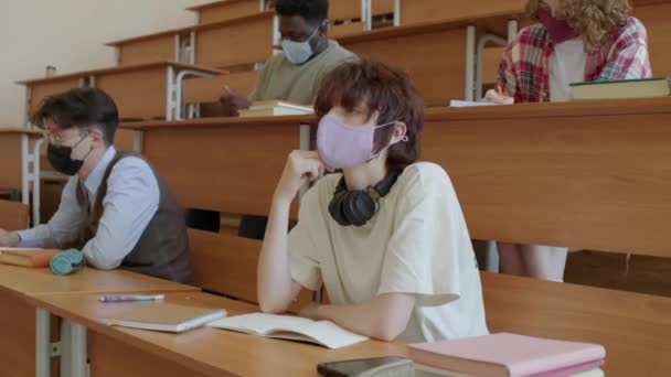 Grupo Estudantes Universitários Universitários Multi Étnicos Que Usam Máscaras Protetoras — Vídeo de Stock