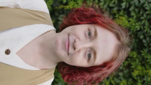 Kızıl Kıvırcık Saçlı Genç Beyaz Kızın Dikey Yakın Çekimi Açık — Stok video