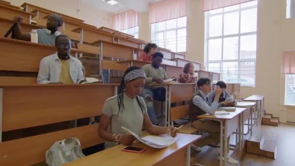 Groep Etnisch Diverse Universiteits Hogeschoolstudenten Zit Aan Een Bureau Klaar — Stockvideo