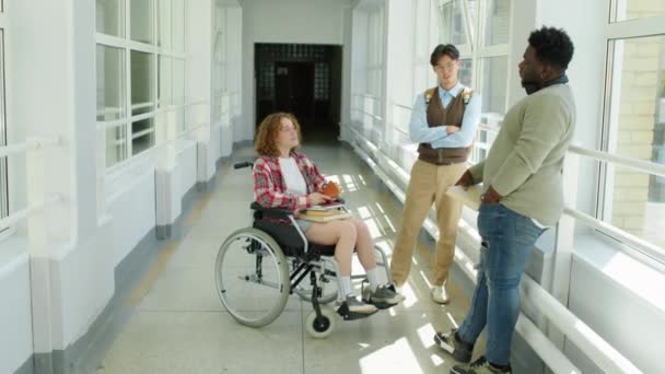 Farklı Etnik Çeşitlilikte Genç Üniversite Öğrencileri Koridorda Engelli Bayan Sınıf — Stok video