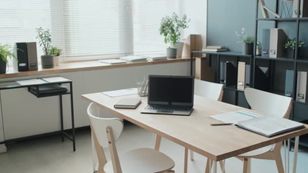 Средний Полный Кадр Света Пустая Часть Офиса Открытым Ноутбуком Столе — стоковое видео