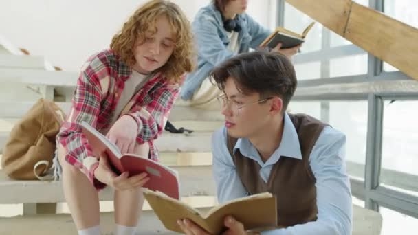 Два Современных Студента Колледжа Университета Сидят Лестнице Обсуждают Домашнее Задание — стоковое видео