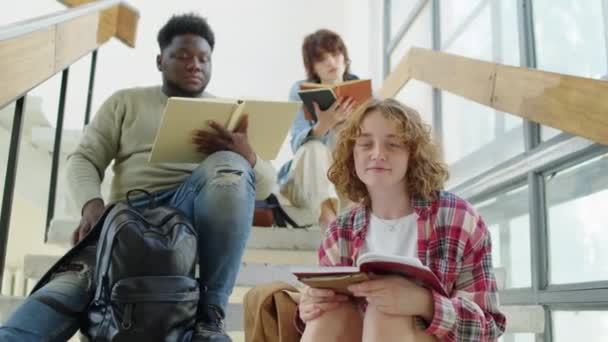 Neşe Dolu Kızıl Saçlı Kız Merdivenlerde Oturmuş Sınıf Arkadaşları Ders — Stok video