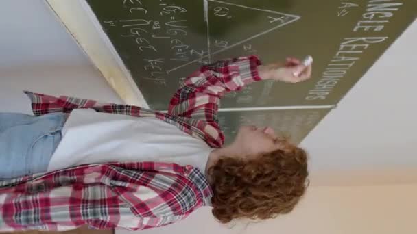 Вертикальний Середній Знімок Сучасної Червонуватої Студентки Коледжу Вирішення Проблеми Геометрії — стокове відео