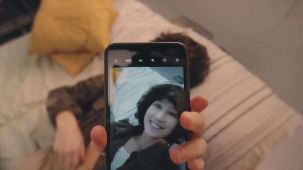 Focalizare Selectivă Tinerei Fete Părul Curbat Filmând Însăși Smartphone Zâmbind — Videoclip de stoc