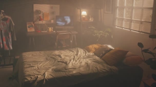 Повний Знімок Маленької Затишної Спальні Незробленим Двоспальним Ліжком Столом Монітором — стокове відео