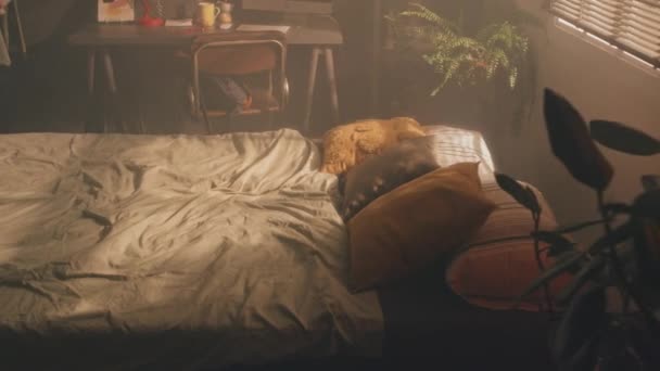 Полный Средний Снимок Маленькой Уютной Спальни Несделанной Двуспальной Кроватью Переднем — стоковое видео