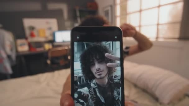 Selektivní Záběr Mladého Kudrnatého Muže Jak Natáčí Své Video Smartphonu — Stock video