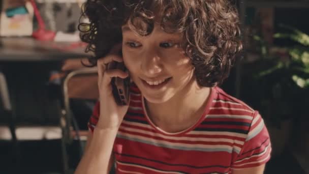 Close Solto Jovem Garota Encaracolada Cabelos Escuros Conversando Por Telefone — Vídeo de Stock