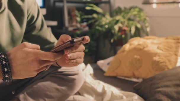 Losse Close Van Mannelijke Handen Mannen Sieraden Scrollen Door Smartphone — Stockvideo