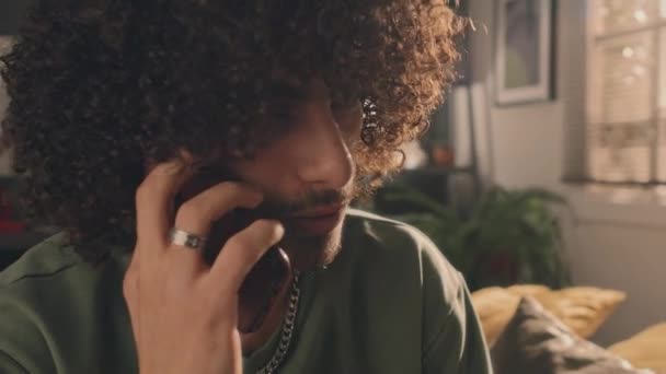Göğsündeki Kıvırcık Genç Adam Telefonda Konuşuyor Depresyonda Görünüyor Sabahları Odasında — Stok video