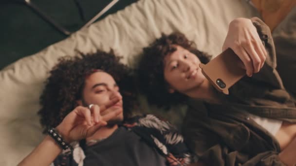 Vue Haut Vers Bas Jeune Couple Bouclé Couché Lit Faisant — Video
