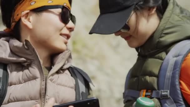 Lös Närbild Två Asiatiska Kvinnliga Vänner Solglasögon Med Ryggsäckar Gör — Stockvideo