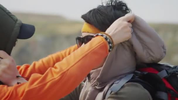 Свободный Крупный План Двух Женщин Туристов Стоящих Сильном Ветре Выбрасывая — стоковое видео