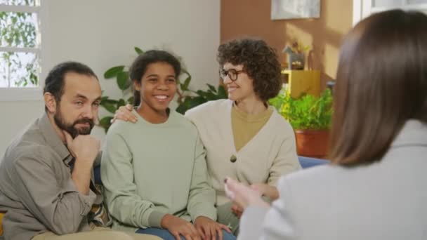 Koyu Renk Saçlı Bir Kadının Çok Irklı Bir Aileyle Konuştuğu — Stok video