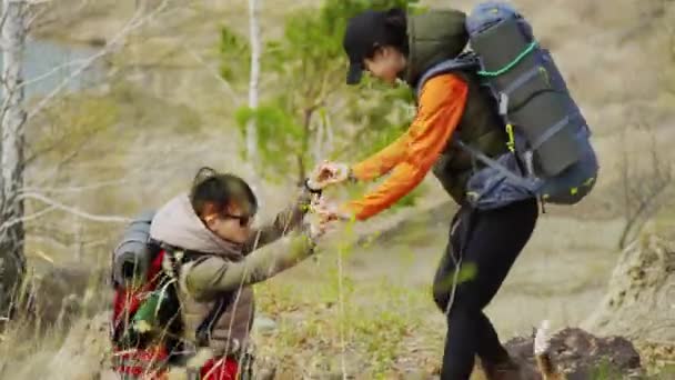 Pełne Ujęcie Dwóch Turystek Młodych Azjatek Schodzących Wzgórza Noszących Ciężkie — Wideo stockowe