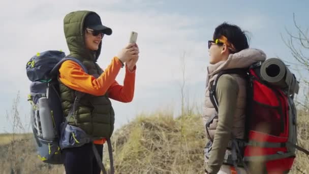 Боковой Средний Снимок Двух Подруг Тяжелыми Рюкзаками Стоящими Пустынном Месте — стоковое видео